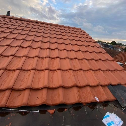 Mooie dakpannen geplaatst Dakdekker Amsterdam inspectie van pannendak